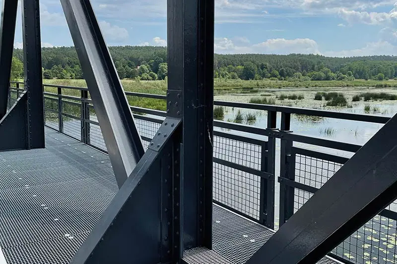 Weitläufige Flusslandschaft mit Wiesen